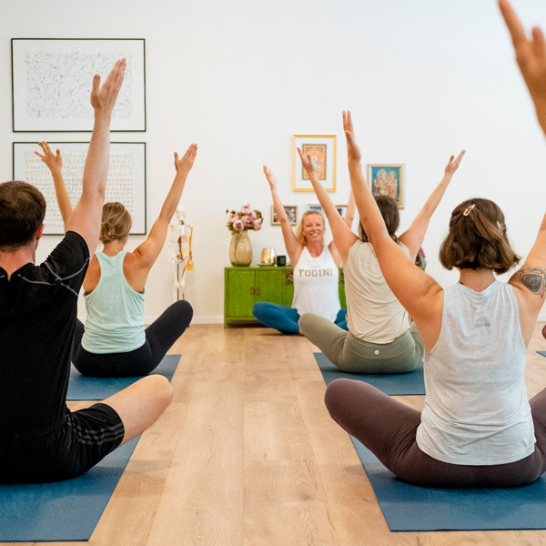 Yoga Kurs mit Teilnehmerinnen