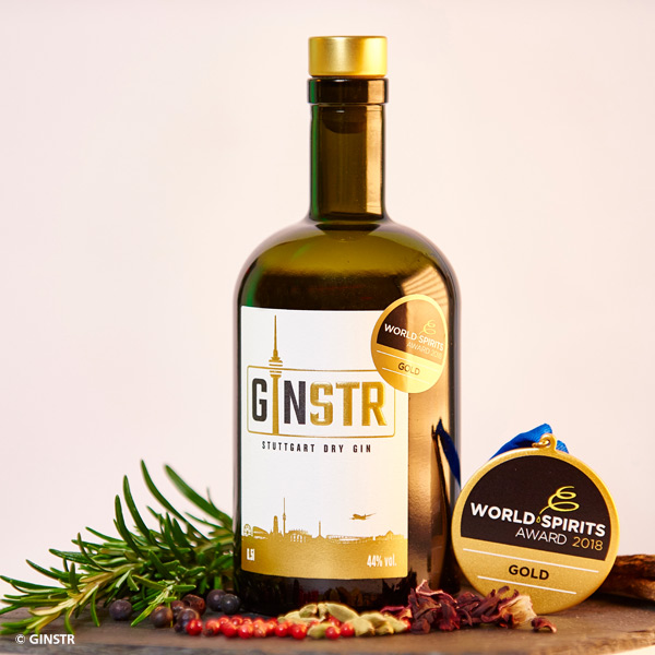 Flasche mit Ginstr Logo