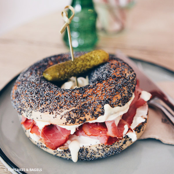 Bagle mit Schinken und Gurke